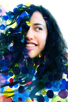 微笑的妇女与绘画结合