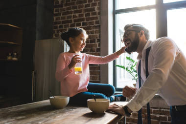 女儿给父亲的智能手机图片