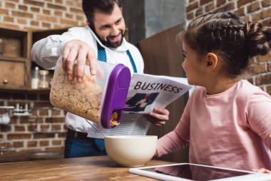 父亲为女儿做麦片早餐图片