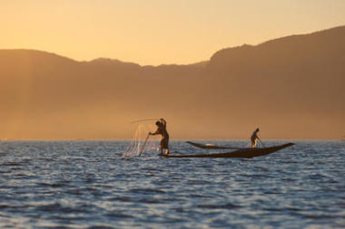 漁民在緬甸茵萊湖圖片