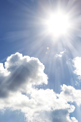 太阳在天空中闪