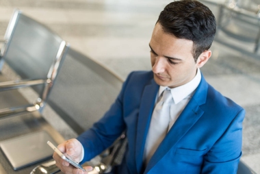 商人使用他的電話