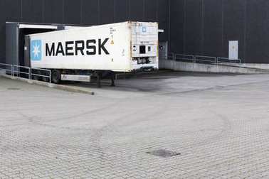 马士基卡车在物流仓库图片 马士基卡车在物流仓库图片