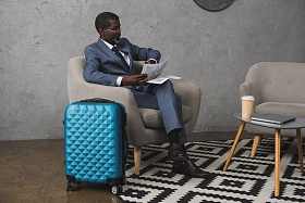 检查在手表上的时间的商人图片