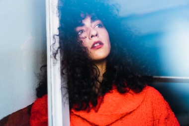 體貼的女人靠在框架上