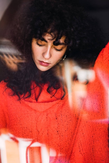 玻璃后面的漂亮女人照片