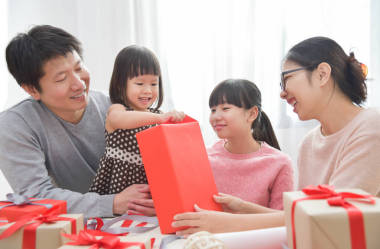 快樂亞洲家庭包裹禮品盒.圖片