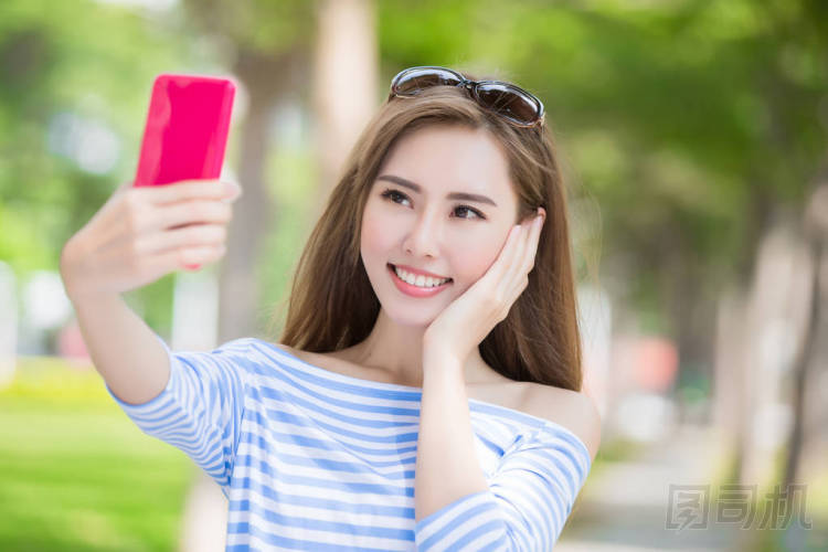 女人以自拍照