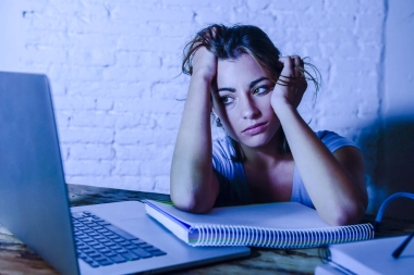 學習疲倦在家的年輕學生女孩筆記本電腦準備