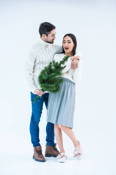 人驚奇的女朋友與圣誕樹照片