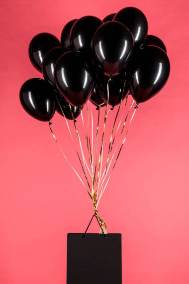 掛在黑色氣球上的購物袋