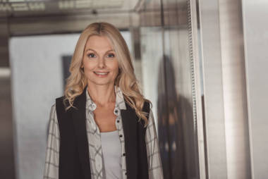 成熟婦女在電梯照片