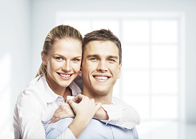 在房间里微笑图片