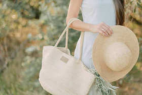 手里拿着帽子的女孩