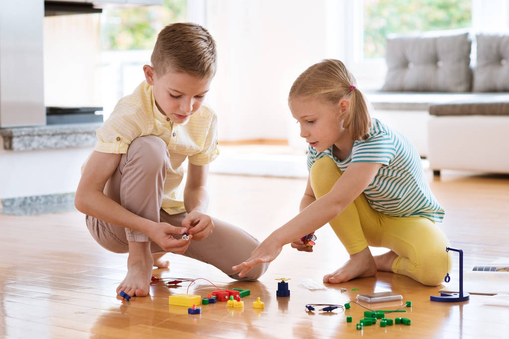 两个好奇快乐的孩子玩游戏 两个好奇快乐的孩子玩游戏