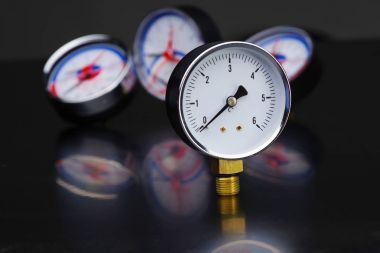 聚焦壓力計(jì)。其他儀器背景下的壓力表