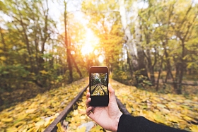 妇女照相铁路图片