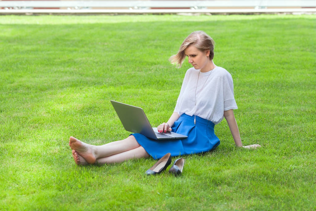 工作用的笔记本电脑的女孩  工作用的笔记本电脑的女孩