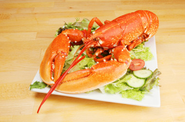 龍蝦在板上照片