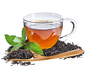 玻璃杯子茶和薄荷叶，在白色背景上孤立