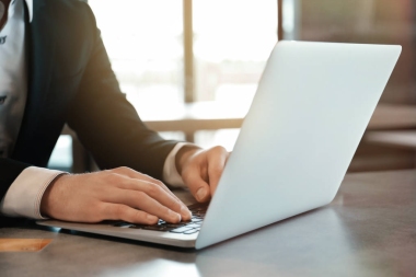 使用筆記本電腦的年輕人圖片