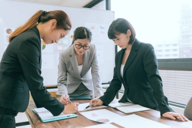 商務人士在會議桌上討論
