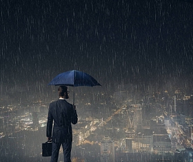 身穿黑色西服的商人图片