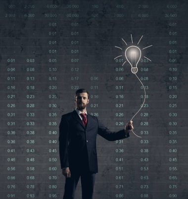 身穿黑色西服的商人