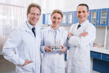 在實(shí)驗(yàn)室里的科學(xué)家組成的小組