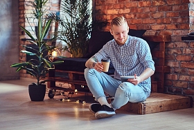 时尚男性使用平板电脑