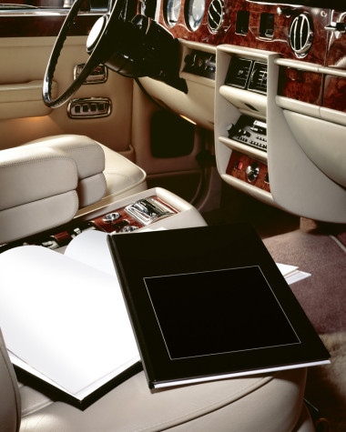 豪華車內(nèi)飾與座位上的書照片