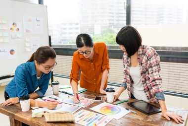 職場(chǎng)女性設(shè)計(jì)師會(huì)議照片