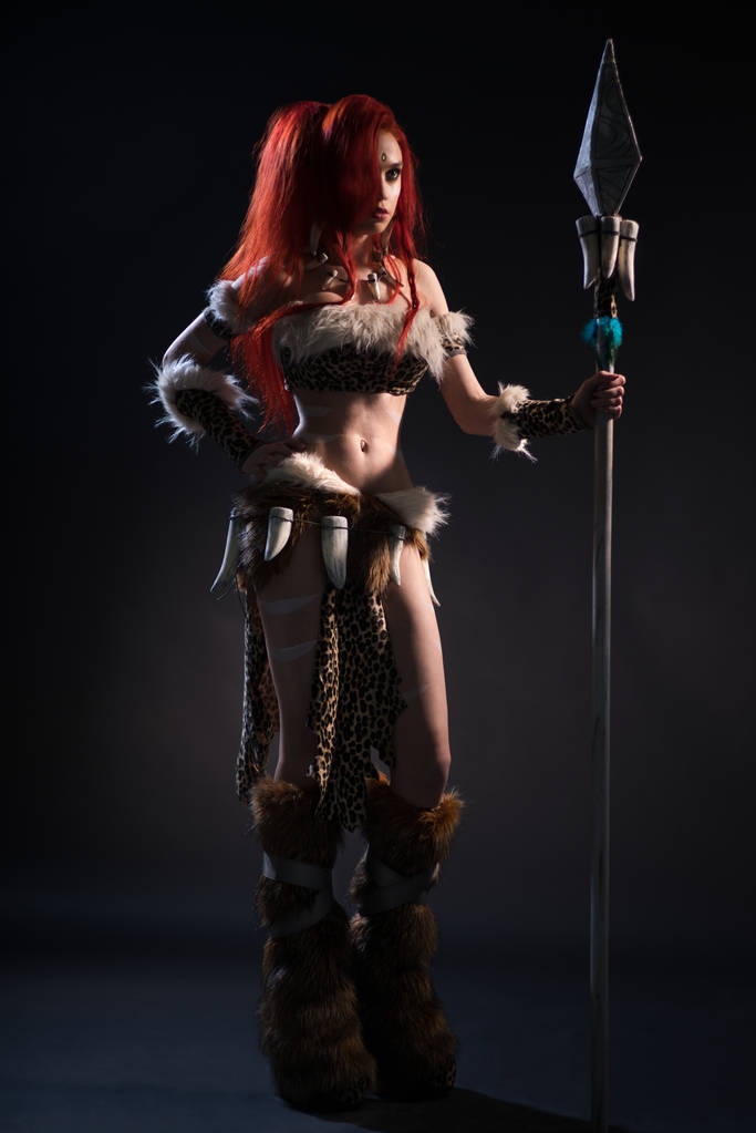 石器时代妇女与矛的服装图片 石器时代妇女与矛的服装图片