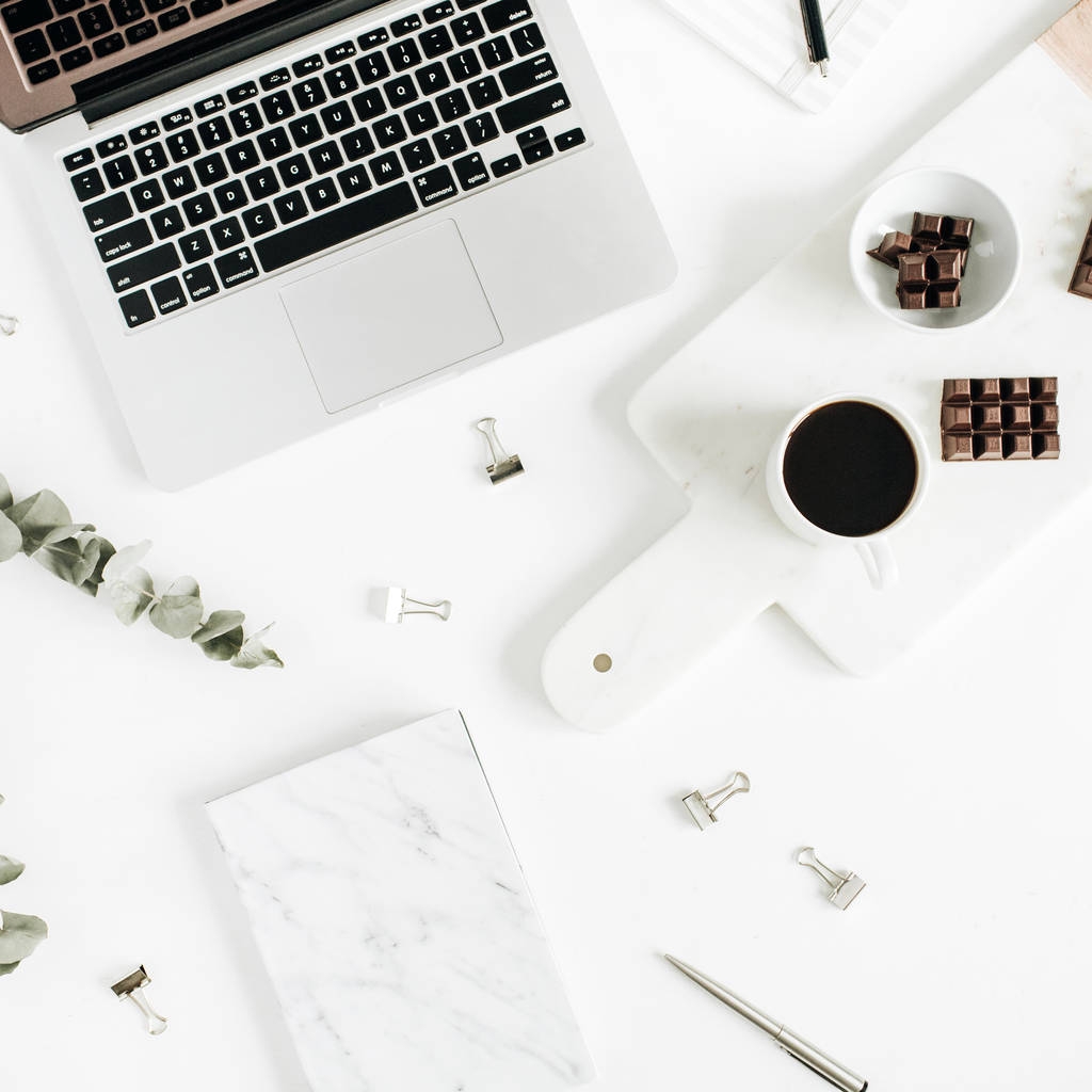 笔记本电脑、咖啡和巧克力 笔记本电脑、咖啡和巧克力