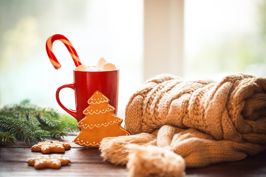 圣诞姜饼, 糖果, 咖啡和棉花糖在红杯 圣诞姜饼, 糖果, 咖啡和棉花糖在红杯