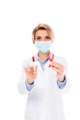 医生用注射器和爱滋病丝带