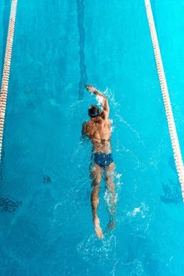 在游泳池中游泳的人