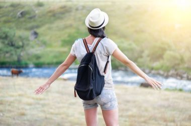 站在石頭上欣賞風(fēng)景的年輕女子