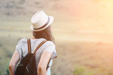 后視圖的年輕女子戴著帽子看風(fēng)景