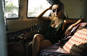 不同的人群享受着客场和节日, 原始 photoset