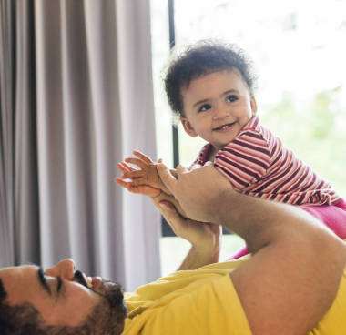 爸爸在臥室里和小女兒玩耍