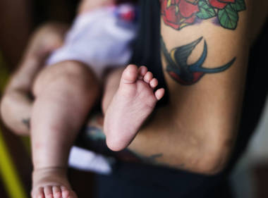 父亲正在照顾他的孩子.图片