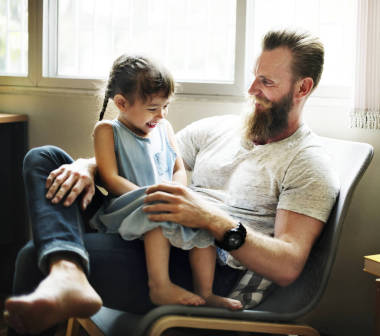 爸爸和女儿一起度过的时间图片