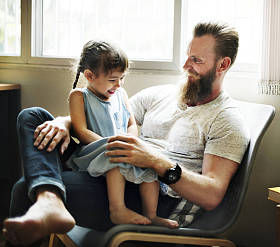 爸爸和女儿一起度过的时间图片