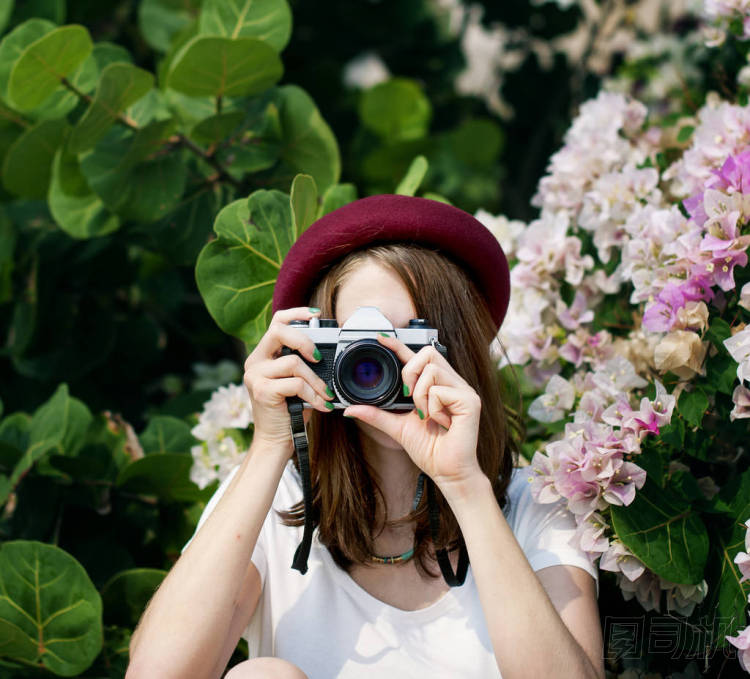 婦女做相片在復(fù)古相片照相機(jī), 原物 photoset