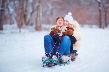 公園里冬天的一對恩愛情侶