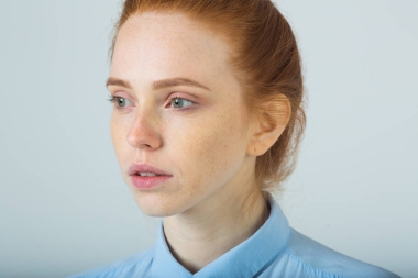 紅頭發(fā)的漂亮年輕女孩圖片