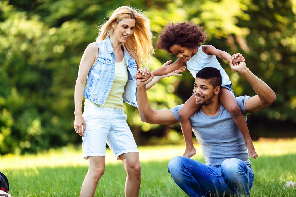 夫妇花时间与女儿 夫妇花时间与女儿