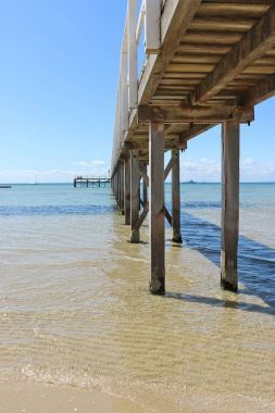 木碼頭和海與船背景