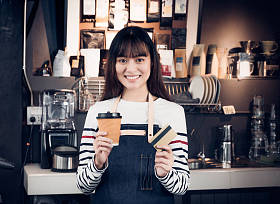 咖啡杯和信用卡的女咖啡师, 亚洲联邦紧急措施署